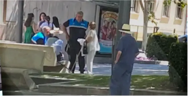 [VIDEO] Sorprenden a una pareja de ancianos dando rienda suelta a su pasión en plena vía publica 